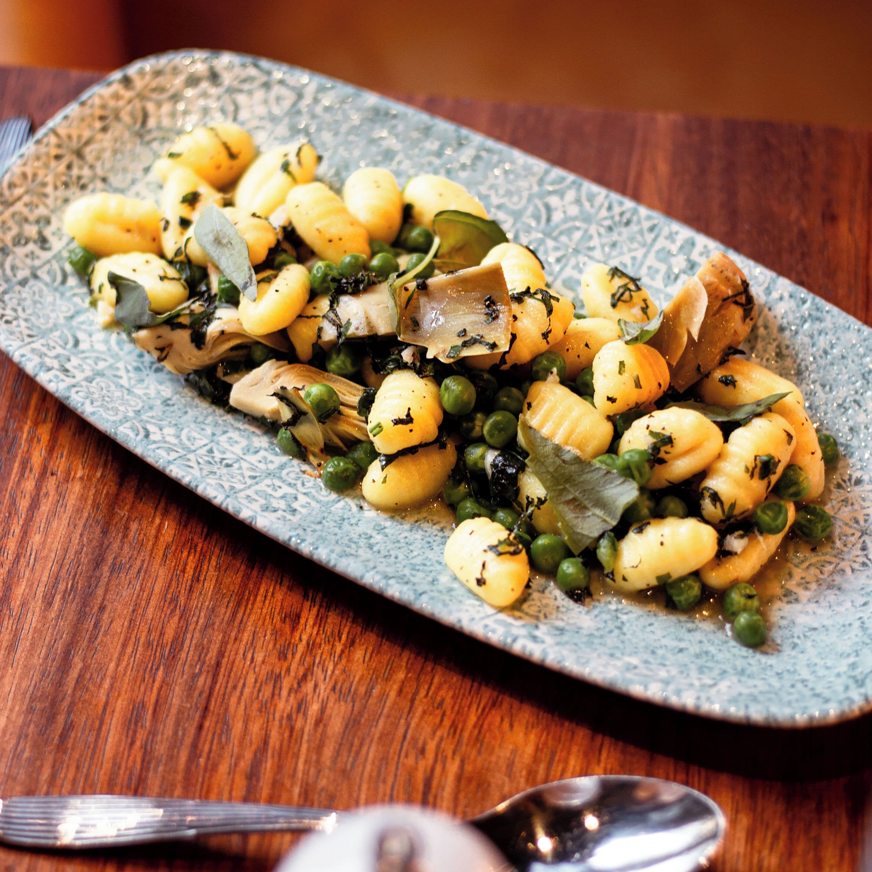 3 restaurants, breakfast served