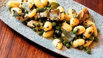 3 restaurants, breakfast served