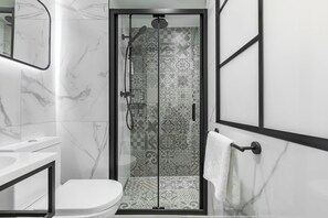 Pancuran mandi, kelengkapan dandanan diri mesra alam, pengering rambut 