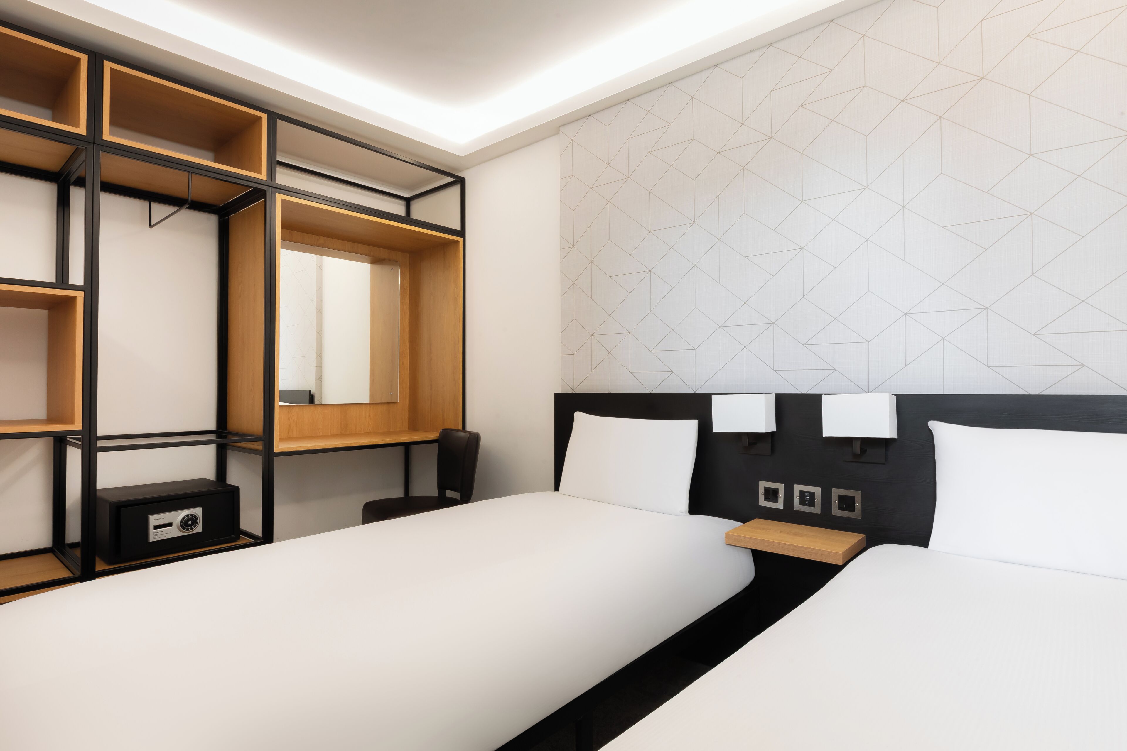 Twin Room (Urban) | Peti besi dalam bilik, meja, Wi-fi percuma, cadar katil 