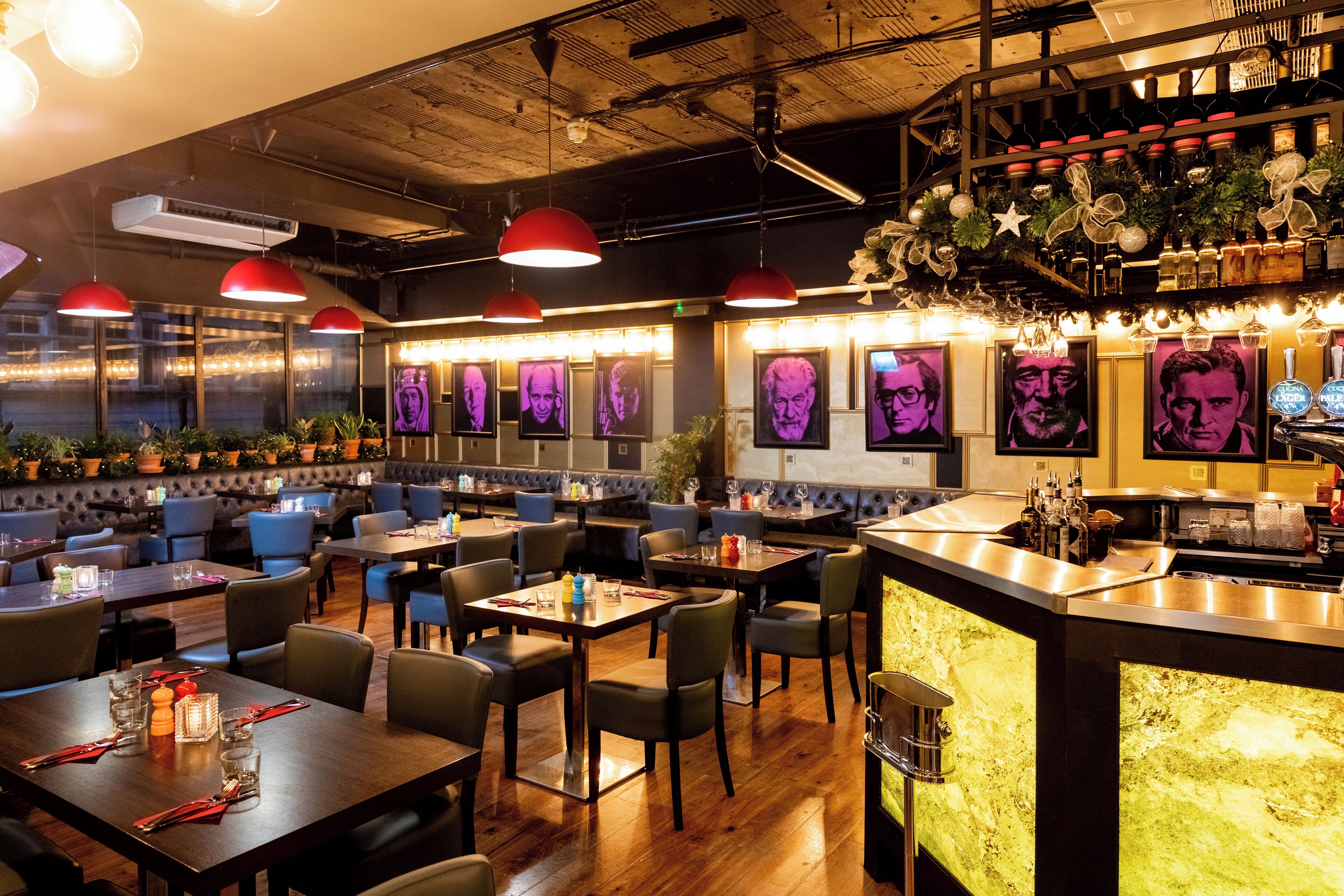 3 か所のレストラン、朝食に営業