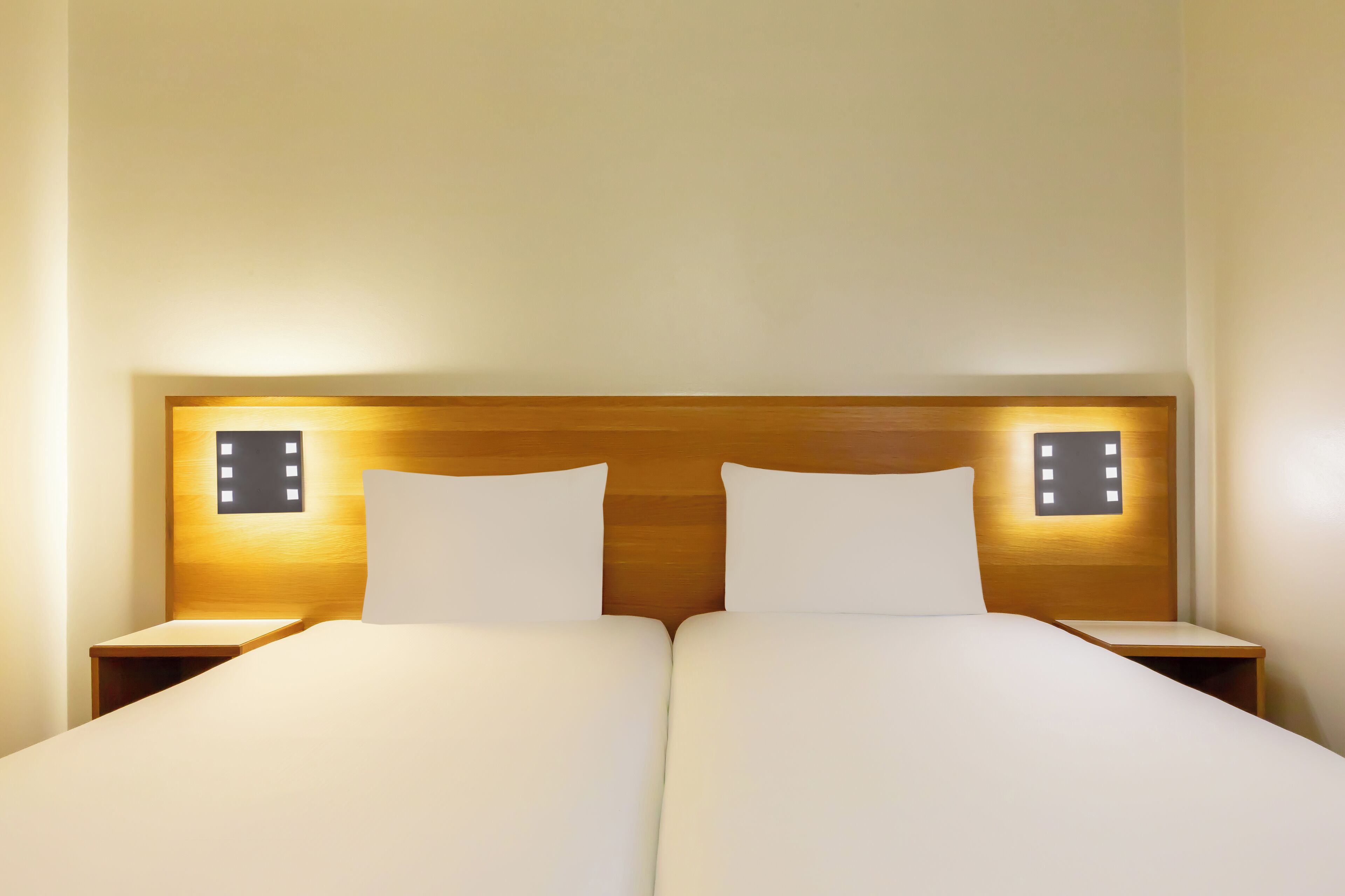 Superior Twin Room | Peti besi dalam bilik, meja, Wi-fi percuma, cadar katil 
