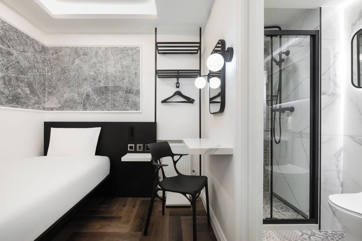 Signature Single Room | Peti besi dalam bilik, meja, Wi-fi percuma, cadar katil 