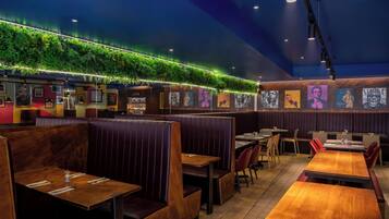 2 restaurants, breakfast served