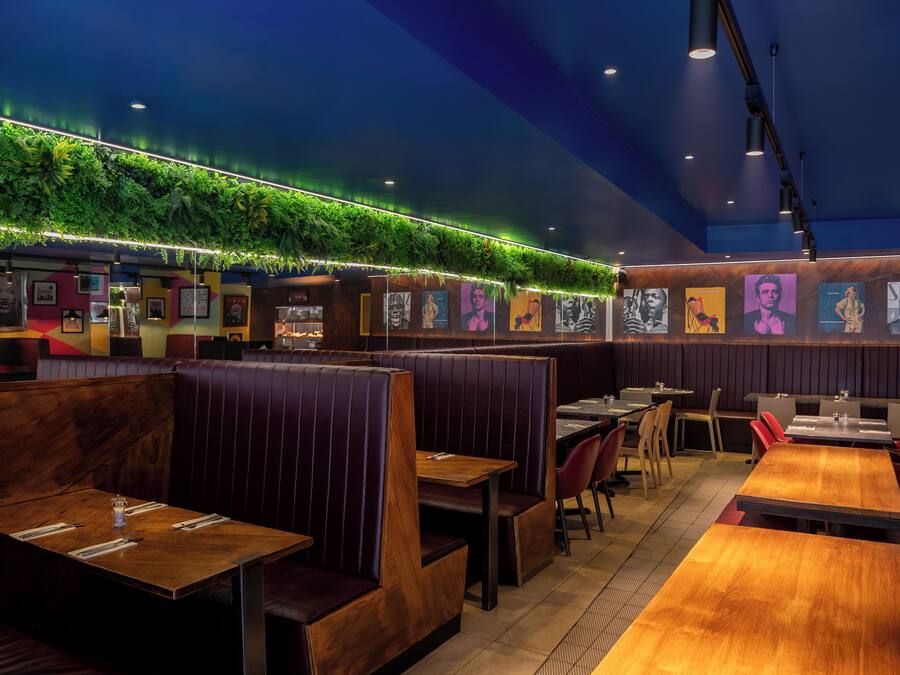 2 restaurants; breakfast, lunch and dinner served