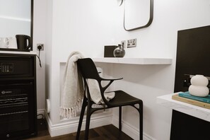 Kamar Khas | Brankas, meja kerja, Wi-Fi gratis, dan seprai linen