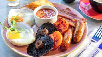 Daily buffet breakfast (GBP 18.90 per person)