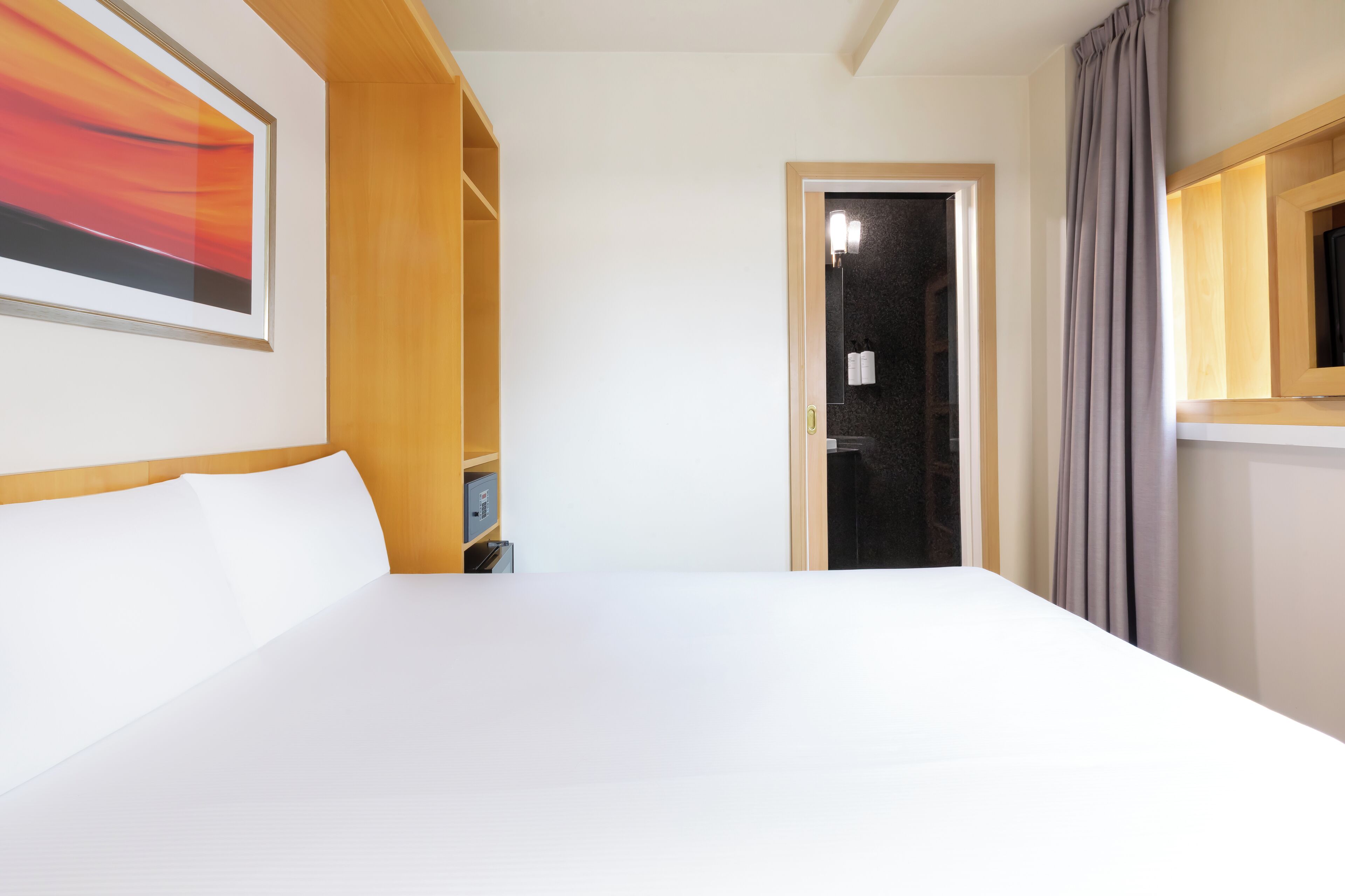 Executive Room (Solo) | Peti besi dalam bilik, meja, Wi-fi percuma, cadar katil 