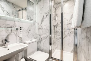 Room (Urban Solo) | Bilik Mandi | Pancuran mandi, kelengkapan dandanan diri mesra alam, pengering rambut 