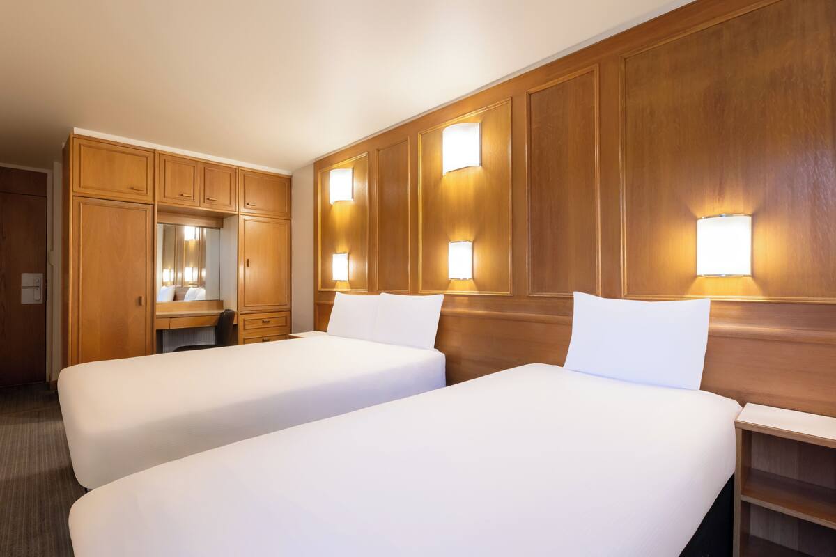 Classic Triple Room | Peti besi dalam bilik, meja, Wi-fi percuma, cadar katil 