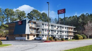 A motel with a two-story structure, a parking lot, and a sign for 'Economy Lodge'. - Econo Lodge Lithonia - Atlanta East (Lithonia)