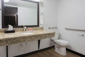 Habitación, 1 cama Queen size, con acceso para personas discapacitadas, para no fumadores | Baño | Tina con regadera, amenidades de baño ecológicas, toallas 