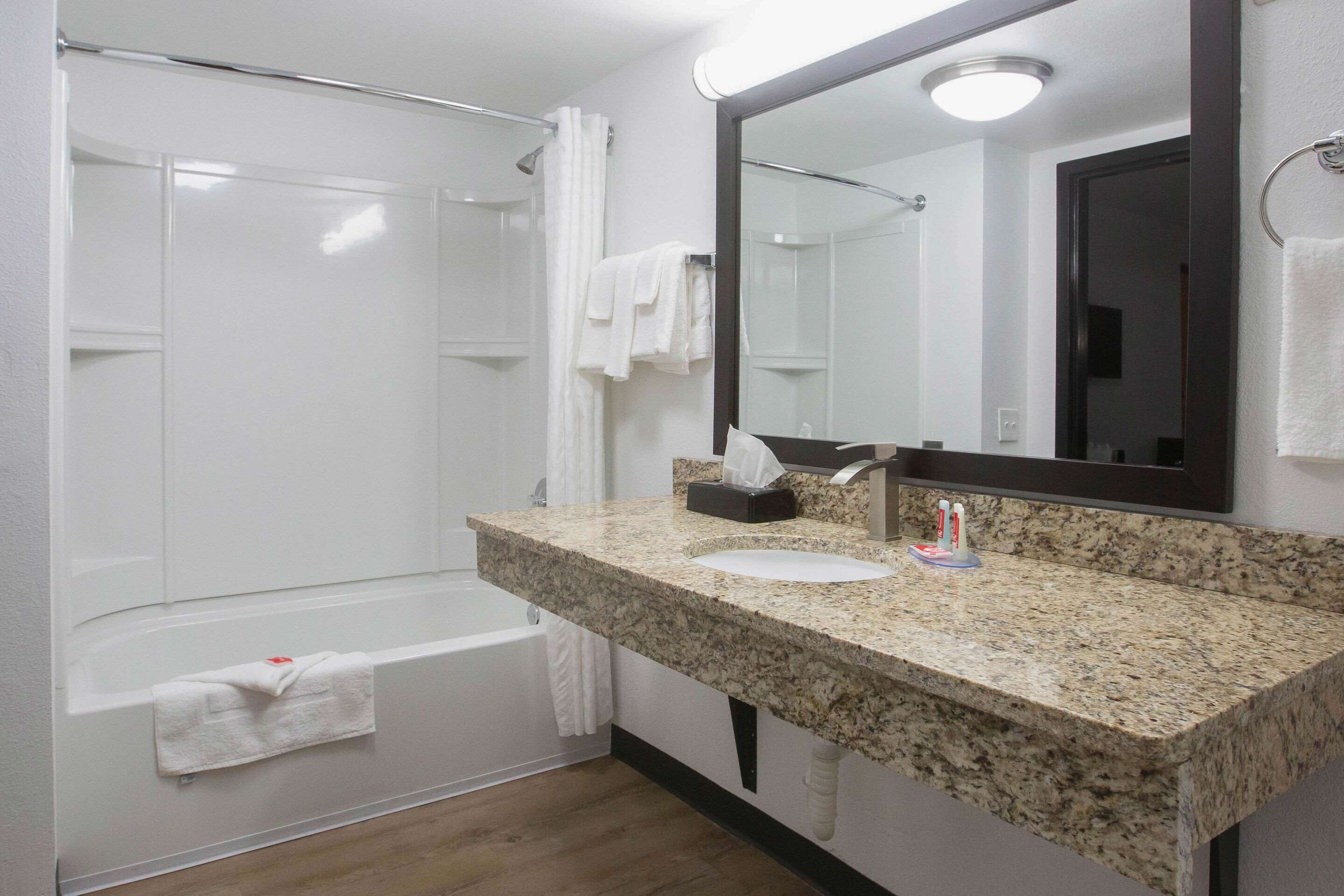 Habitación, 1 cama Queen size, con acceso para personas discapacitadas, para no fumadores | Baño | Tina con regadera, amenidades de baño ecológicas, toallas 