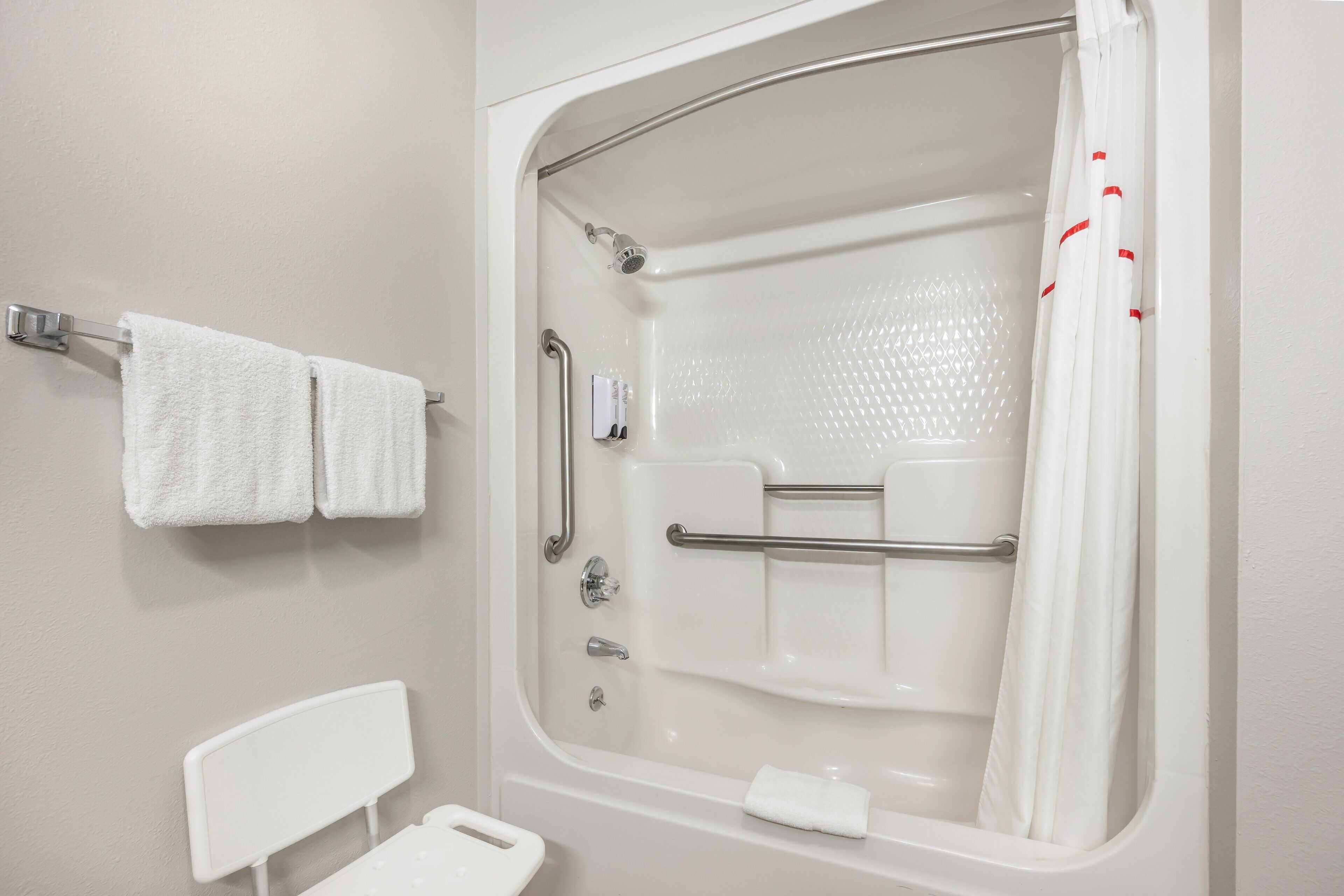 Deluxe Room, 1 King Bed, Accessible, Smoke Free | Badeværelse | Kombination af bruser/badekar, gratis toiletartikler, hårtørrer