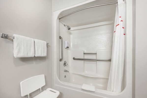 Deluxe Room, 1 King Bed, Accessible, Smoke Free | Bathroom | Combined shower/tub, free toiletries, hair dryer, towels - Red Roof Inn Paducah (Paducah)