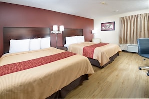 Deluxe Room, 2 Queen Beds, Smoke Free | Tabla de planchar con plancha, cunas gratuitas y wifi gratis 