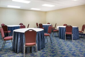 Meeting facility - Days Inn & Suites by Wyndham Bridgeport - Clarksburg (Bridgeport)