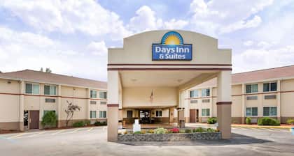 Days Inn & Suites by Wyndham Bridgeport - Clarksburg