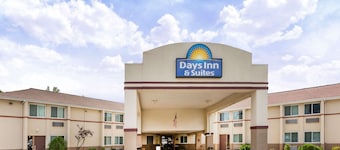 Days Inn & Suites by Wyndham Bridgeport - Clarksburg