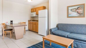 Een gezellig, compact verblijf met een kitchenette, een eethoek en een zithoek.