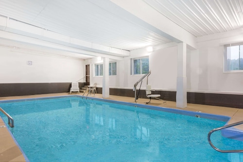 Days Inn & Suites by Wyndham Bridgeport - Clarksburg