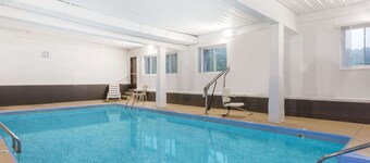 Days Inn & Suites by Wyndham Bridgeport - Clarksburg