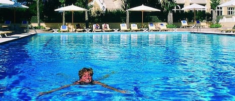 Inomhuspool, utomhuspool, parasoller och solstolar