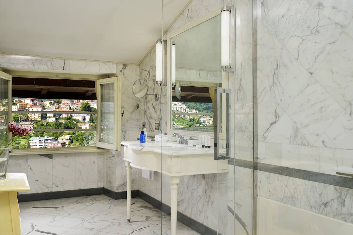 Bañera profunda, artículos de tocador ecológicos, secador de pelo, bidet
