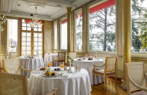 Breakfast, lunch, dinner served; local and international cuisine 