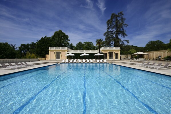 Indoor pool, outdoor pool, pool umbrellas, pool loungers - Grand Palazzo Della Fonte (Fiuggi)