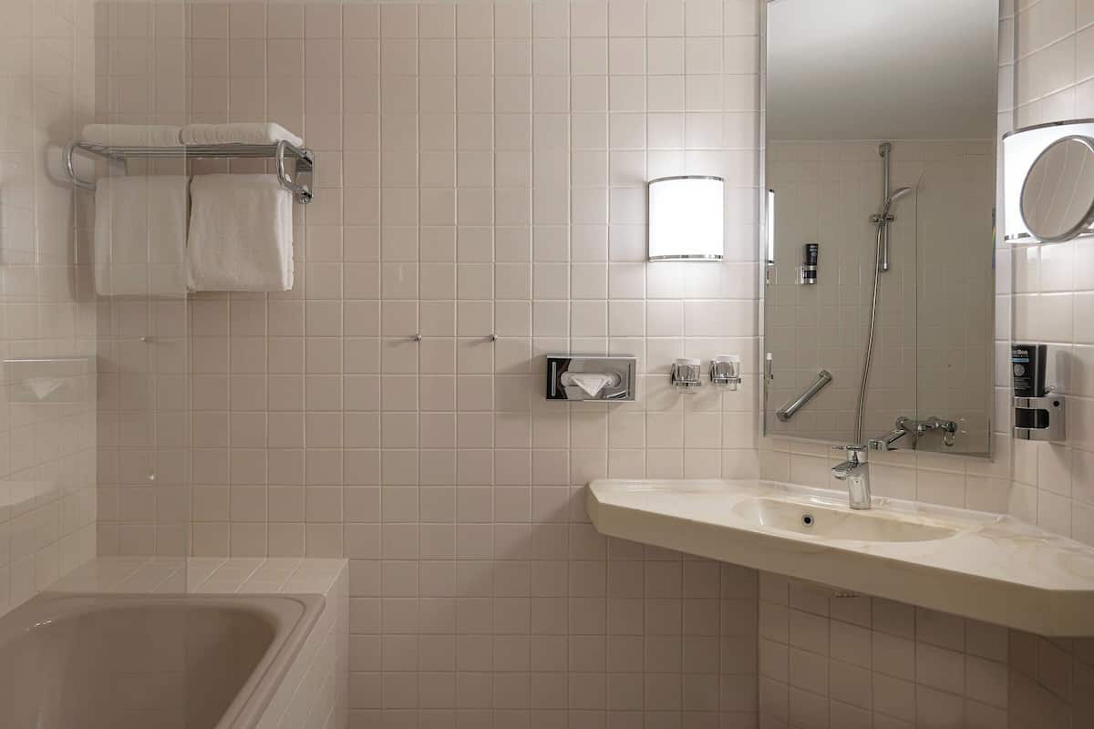 Baignoire, articles de toilette écologiques, séchoir à cheveux