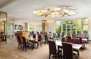 Cocina internacional, restaurante con mesas al aire libre 