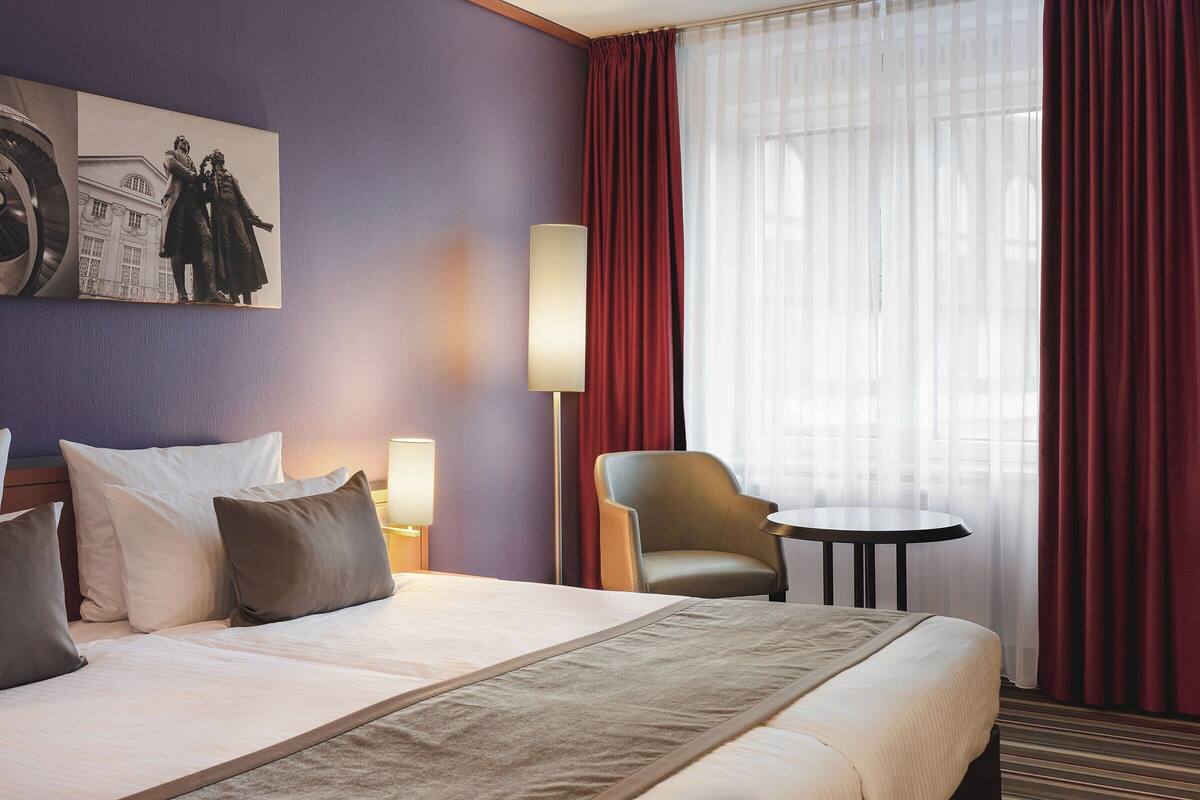 Comfort Double Room | In-room safe, desk, free WiFi, bed sheets