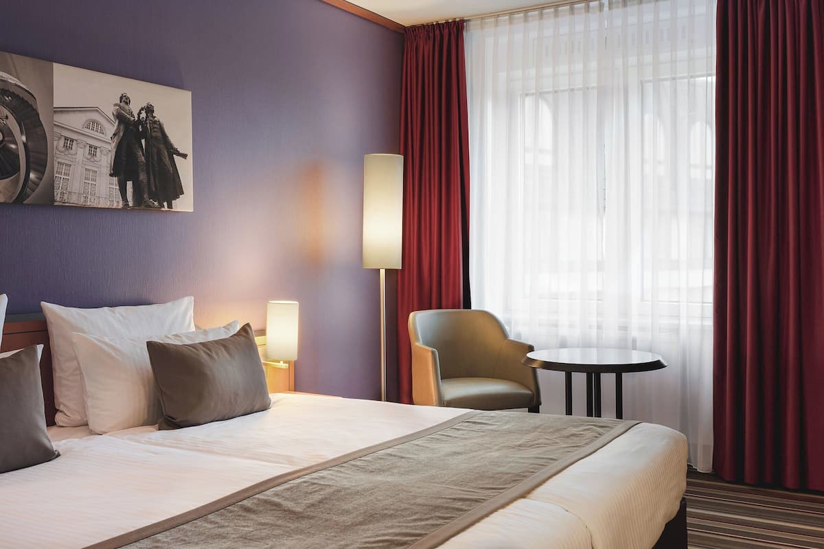 Comfort Double Room | In-room safe, desk, free WiFi, bed sheets