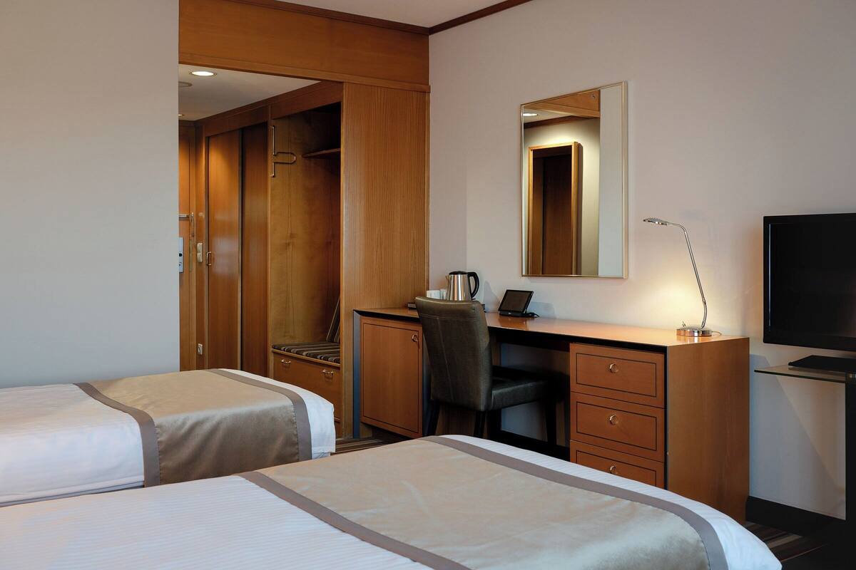 Comfort Twin Room | In-room safe, desk, free WiFi, bed sheets