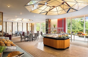 Daily to-go breakfast (EUR 18 per person)