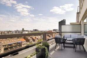 Junior-suite - 1 kingsize-seng | Minibar, pengeskab på værelset, skrivebord