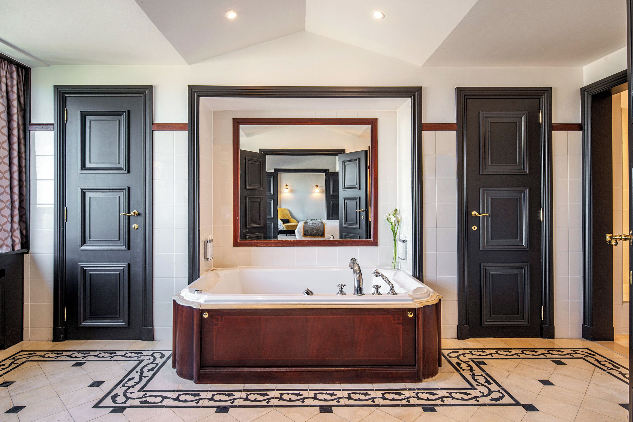 signature suite, 1 king bed, hot tub (warwick) | bathroom | combined shower/bathtub, eco-friendly toiletries, hair dryer, towels