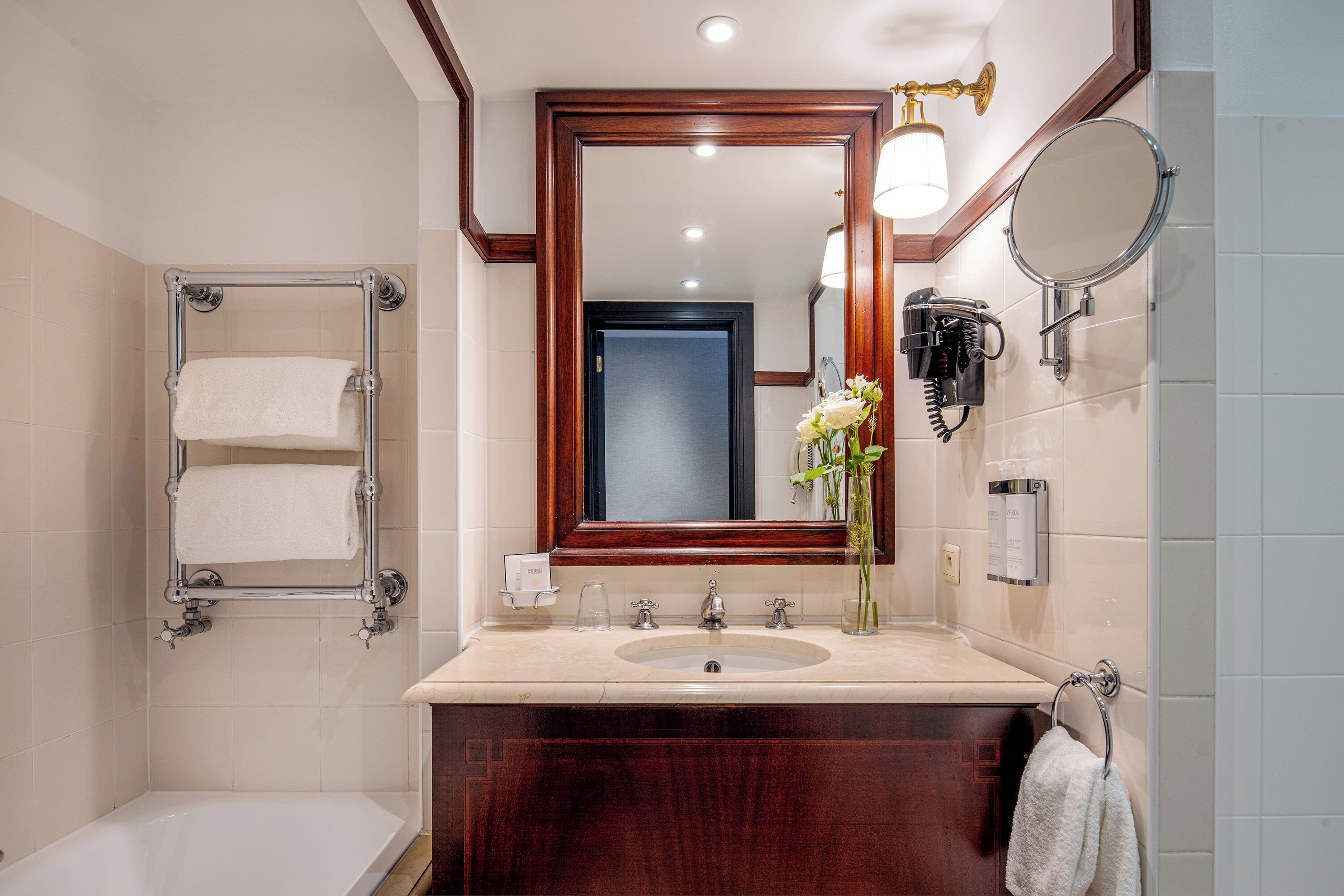 combined shower/bathtub, eco-friendly toiletries, hair dryer, towels