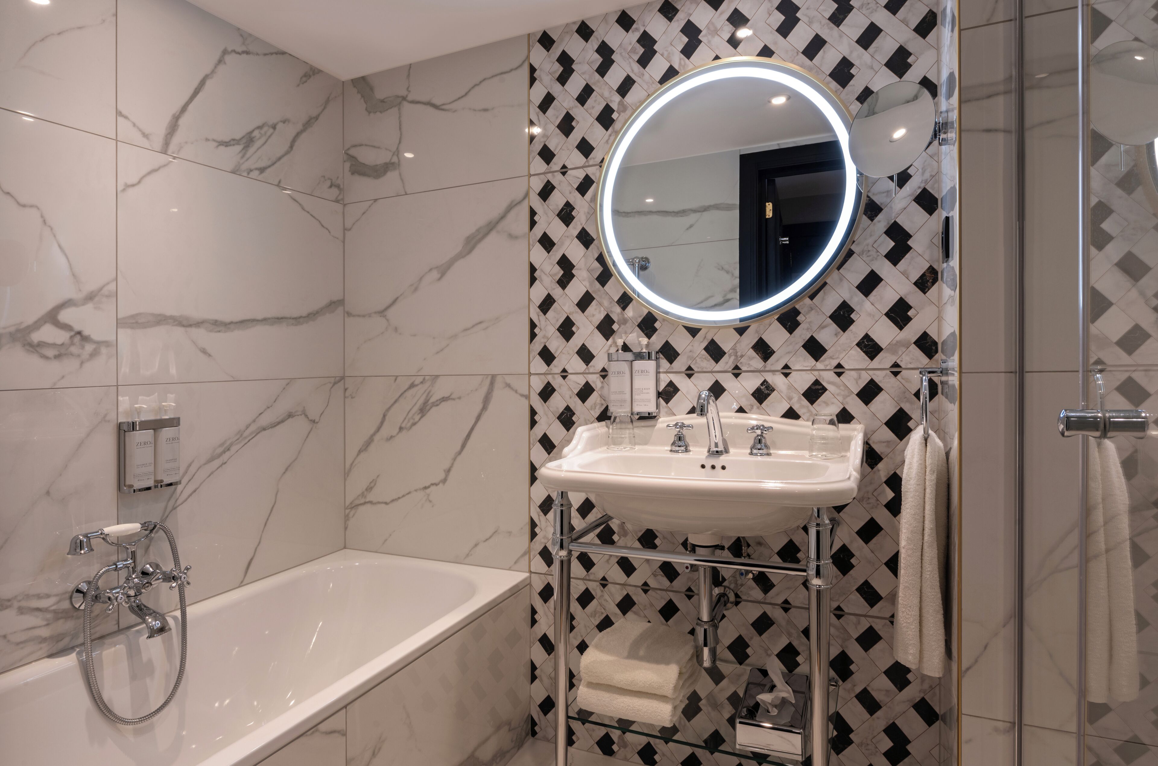 Deluxe King Room | Minibar, két bảo mật tại phòng, bàn 