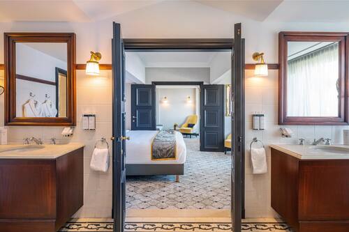 Suite Signature, 1 letto king, idromassaggio (Warwick) | Minibar, una cassaforte in camera, una scrivania, postazione laptop