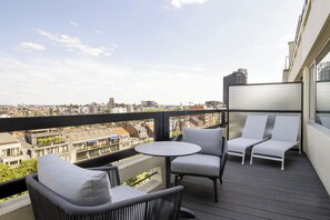 Suite Junior, 1 très grand lit | Terrasse/patio