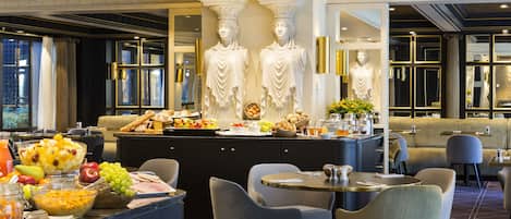 Petit déjeuner buffet (26 EUR par personne)