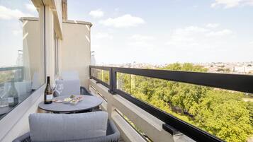 Signature suite, 1 kingsize bed, bubbelbad (Warwick) | 1 slaapkamer, een minibar, een kluis op de kamer, een bureau