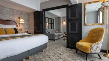 Signature suite, 1 kingsize bed, bubbelbad (Warwick) | Een minibar, een kluis op de kamer, een bureau, een laptopwerkplek