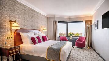 Deluxe King Room | 1 kamar tidur, minibar, brankas, dan meja kerja