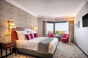 Deluxe King Room | Minibar, in-room safe, desk, laptop workspace