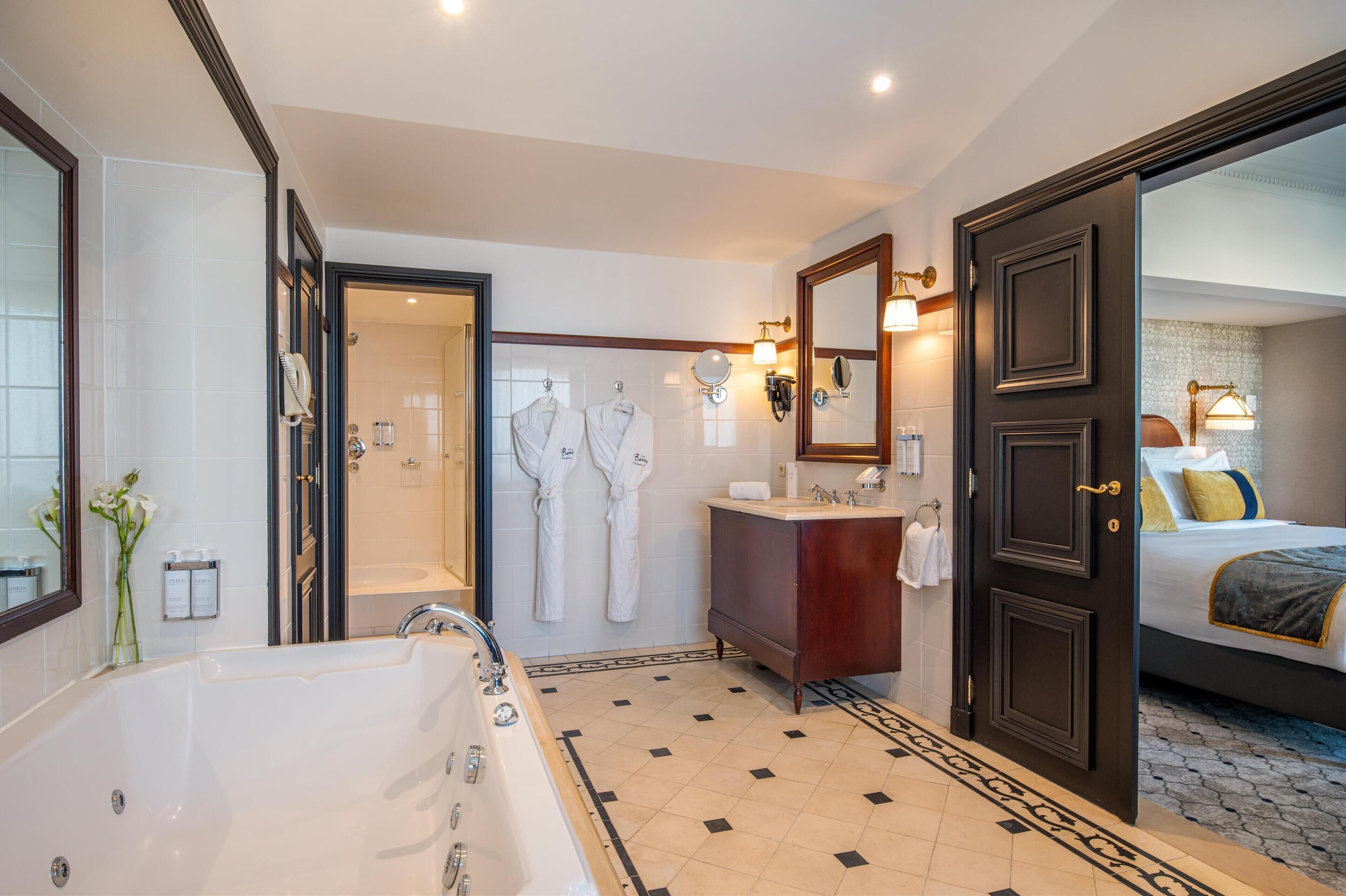 combined shower/bathtub, eco-friendly toiletries, hair dryer, towels