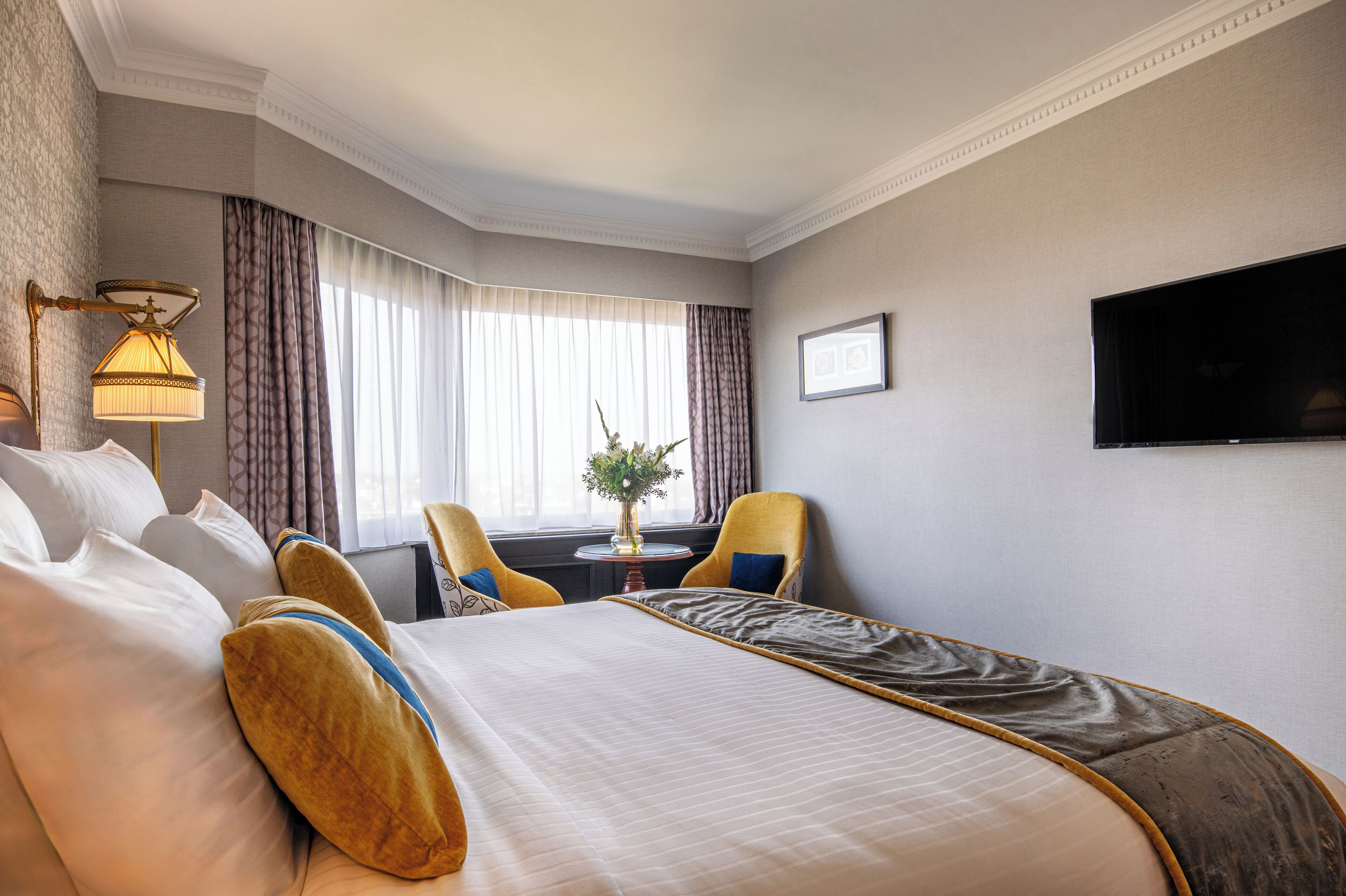 Deluxe King Room | Minibar, in-room safe, desk, laptop workspace