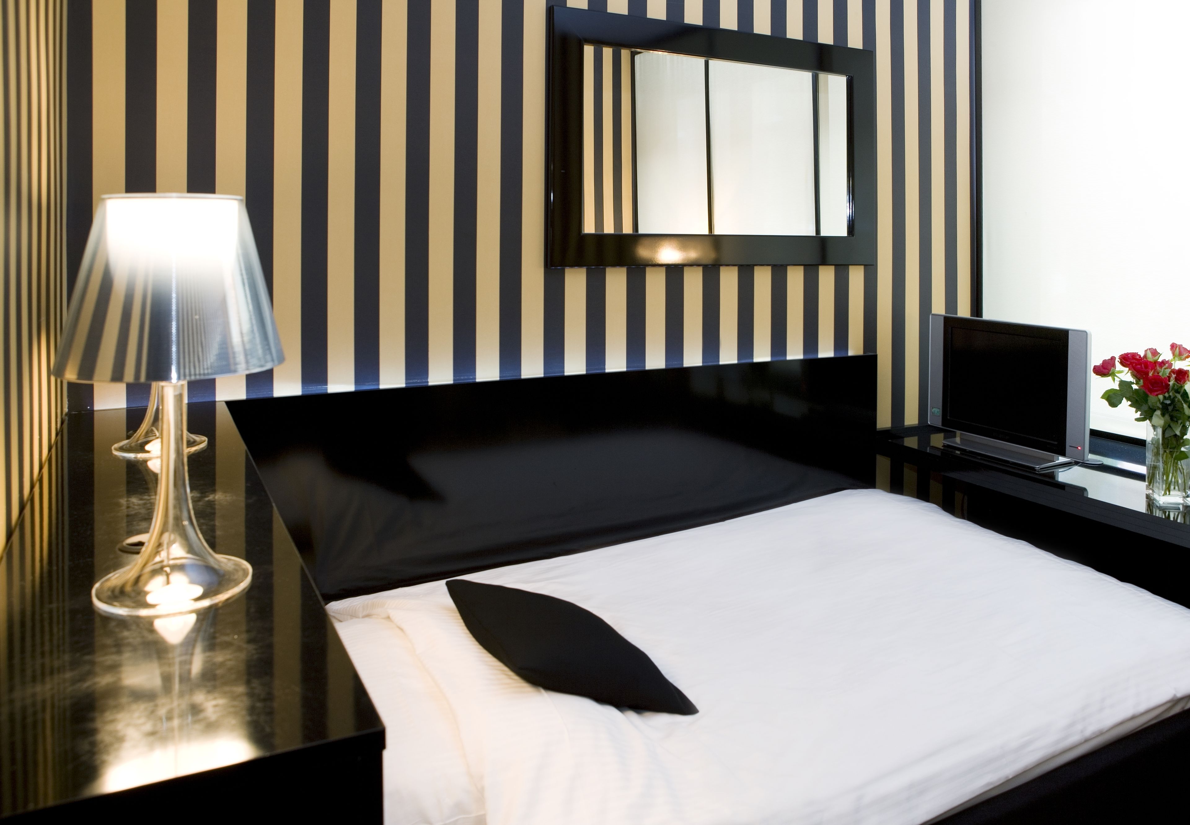 standard single room, 1 large single bed | hypo-allergenic bedding, in-room safe, desk, laptop workspace